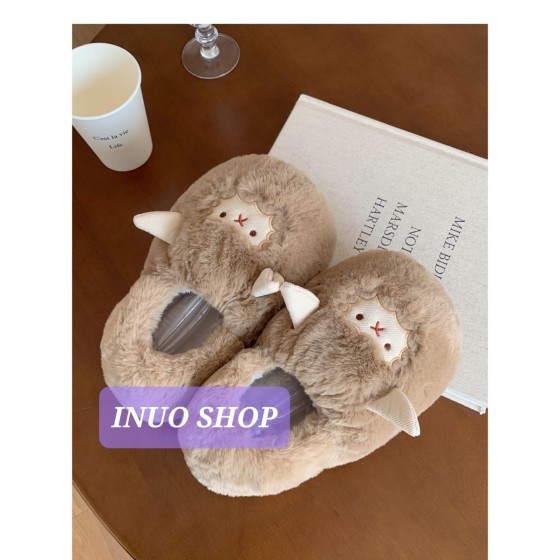 Pantufla de felpa con diseño de oveja